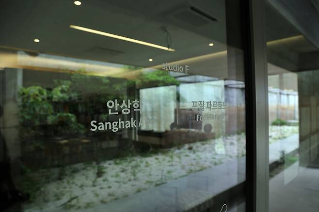 안상학과 포질 파르호드 작품을 전시하는 스튜디오 ⓒ제주의소리