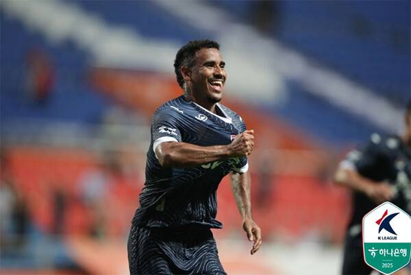 14일 저녁 제주월드컵경기장에서 열린 제주SK와 대구FC의 K리그1 18라운드 경기에서 제주SK 데닐손이 골을 넣고 세레머니를 하고 있다 (사진=한국프로축구연맹)