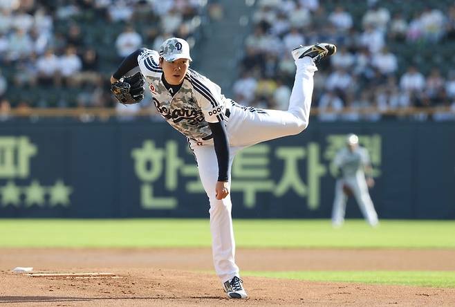 14일 키움과 경기에 선발 등판해 공을 던지는 두산 최승용