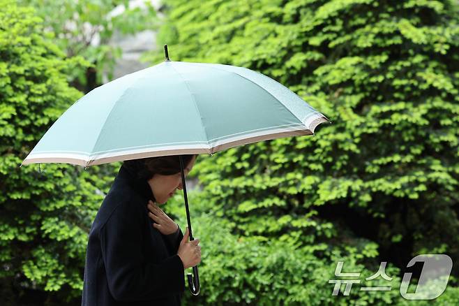 서울 강남구 코엑스 일대에서 우산을 쓴 시민들이 걸음을 옮기고 있다. 2025.5.1/뉴스1 ⓒ News1 신웅수 기자