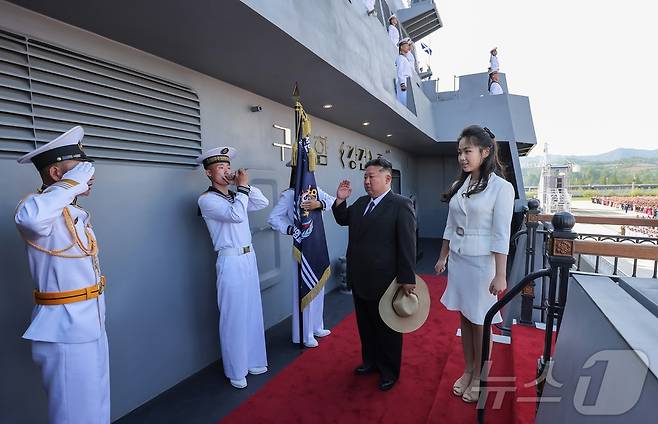 (평양 노동신문=뉴스1) = 북한 노동당 기관지 노동신문은 13일 "해군 구축함 진수기념식이 6월 12일에 나진조선소에서 진행됐다"라고 보도했다. 김정은 당 총비서도 이날 진수식에 참석했으며 새로 건조한 구축함은 '최현'급으로, 함의 명칭은 '강건'호로 명명했다. [국내에서만 사용가능. 재배포 금지. DB 금지. For Use Only in the Republic of Korea. Redistribution Prohibited] rodongphoto@news1.kr