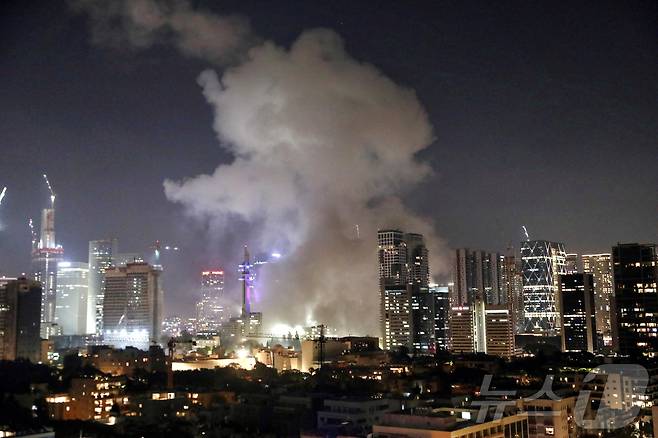 13일(현지시간) 이란의 미사일 반격으로 이스라엘 텔아비브 시내 일부 지역이 화염에 휩싸여 있다. 2025.06.13 ⓒ 로이터=뉴스1 ⓒ News1 류정민 특파원