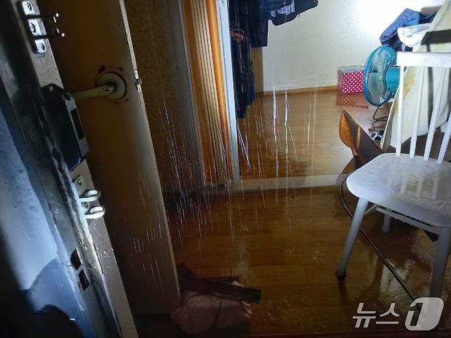 14일 0시 52분쯤 부산 동구 범일동 한 아파트 천장에서 비가 새고 있다.(부산소방재난본부 제공. 재판매 및 DB 금지)