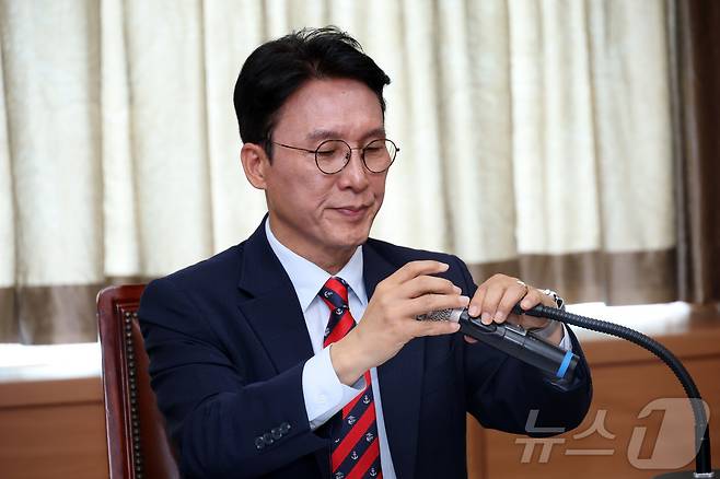 김민석 국무총리 후보자가 13일 서울 종로구 통의동 금융감독연수원에 마련된 청문회 준비단 사무실에서 열린 밥상물가 안정을 위한 경청 간담회에서 마이크를 만지고 있다. (공동취재) 2025.6.13/뉴스1 ⓒ News1 임세영 기자