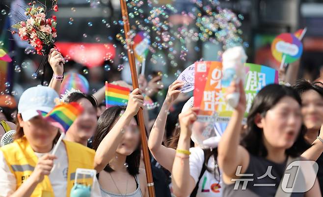 14일 서울 중구 명동성당 인근에서 '2025 제26회 서울퀴어퍼레이드'에서 참가자들이 행진하고 있다. 2025.6.14/뉴스1 ⓒ News1 장수영 기자