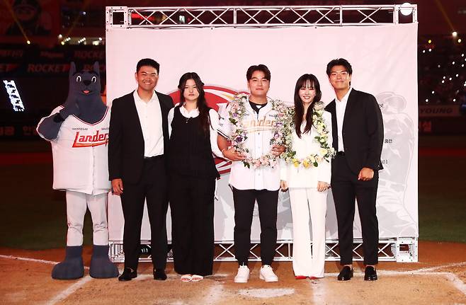 SSG 랜더스는 14일 인천 SSG랜더스필드에서 추신수 구단주 보좌역 겸 육성총괄의 은퇴식을 진행했다. 가족과 기념사진을 촬영한 추신수 보좌역. (SSG 랜더스 제공)