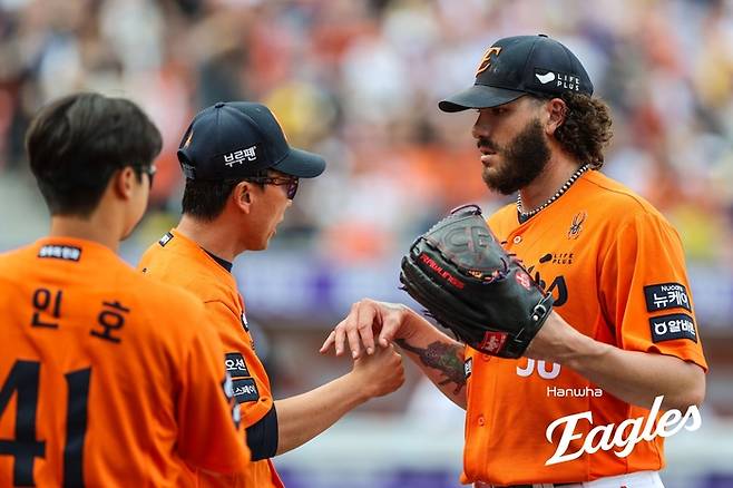 폰세가 투구를 마친 뒤 마운드에서 내려오고 있다. 사진 | 한화 이글스