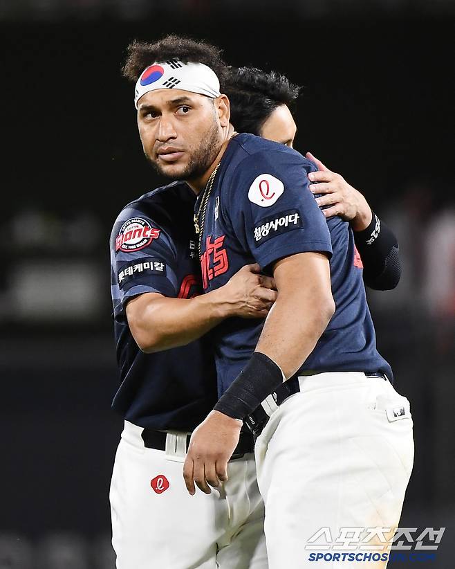 11일 수원 KT위즈파크에서 열린 롯데-KT전. 8회초 2사 만루에서 역전 적시타를 친 레이예스가 전준우와 포옹하고 있다. 수원=정재근 기자 cjg@sportschosun.com/2025.6.11/