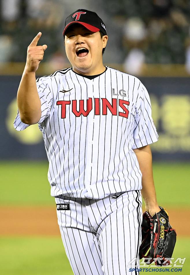 11일 잠실야구장에서 열린 SSG와 LG의 경기, LG가 6대4로 승리했다. 승리를 지켜낸 장현식이 환호하고 있다. 잠실=허상욱 기자wook@sportschosun.com/2025.06.11/