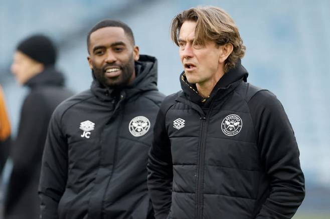 저스틴 코크레인 코치(왼쪽)가 브렌트포드 시절 프랭크 토마스 감독과 함께 팀 훈련을 진행하고 있다. TBR풋볼 기사캡쳐