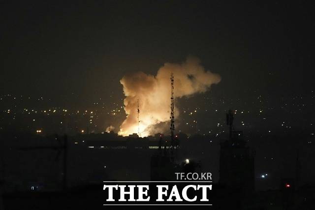 13일(현지시간) 이란 테헤란에서 폭발이 발생한 직후 연기가 피어오르고 있다. 이스라엘방위군(IDF)은 성명을 통해 이스라엘이 이란의 핵·군 시설에 대한 선제타격을 개시했다고 밝혔다. /AP·뉴시스
