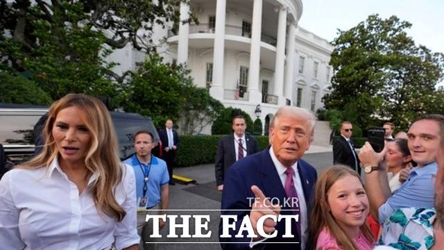 도널드 트럼프 미국 대통령이 13일(현지시간) 일본제철의 US스틸 인수를 조건부로 허가하는 행정명령에 서명했다. 트럼프 대통령 부부가 12일 백악관에서 열린 의원 및 가족 초청 행사에 참석한 사람들을 환영하는 모습. /AP·뉴시스