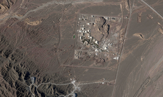 13일(현지시간) 로이터통신에 따르면 그로시 국제원자력기구 사무총장은 이날 유엔 안전보장이사회에 이란이 최대 60% 농축 우라늄을 생산하던 지상 시설(나탄즈)이 파괴됐다고 보고했다. 2023년 4월 이란 나탄즈 핵시설 위성사진. /AP·뉴시스