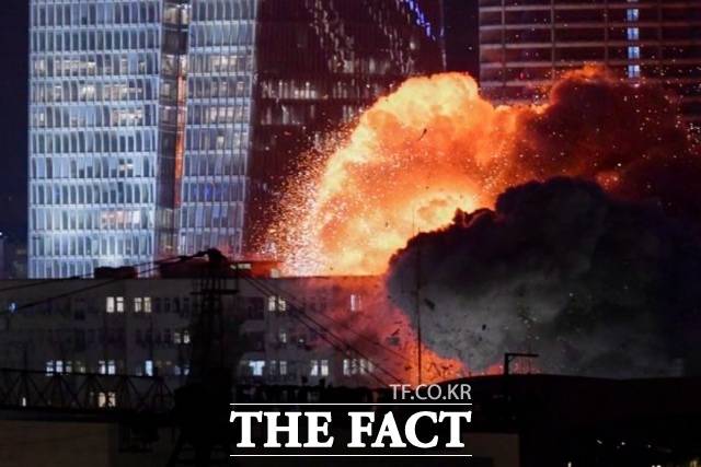 13일(현지 시간) 이스라엘 텔아비브 한 건물이 이란의 미사일에 맞아 화염에 휩싸이고 있다. /텔아비브=AP.뉴시스