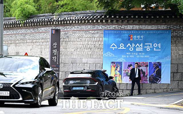 이재명 대통령 장남 동호 씨가 14일 오후 서울 모처에서 김모 씨와 결혼식을 여는 가운데 인대에 경비가 강화되고 있다. /서예원 기자