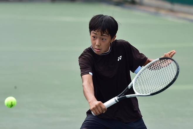 1번 시드의 권민찬이 협회장배 남자 12세부 단식 결승에 올라 우승을 바라보게 됐다(사진/황서진 기자)