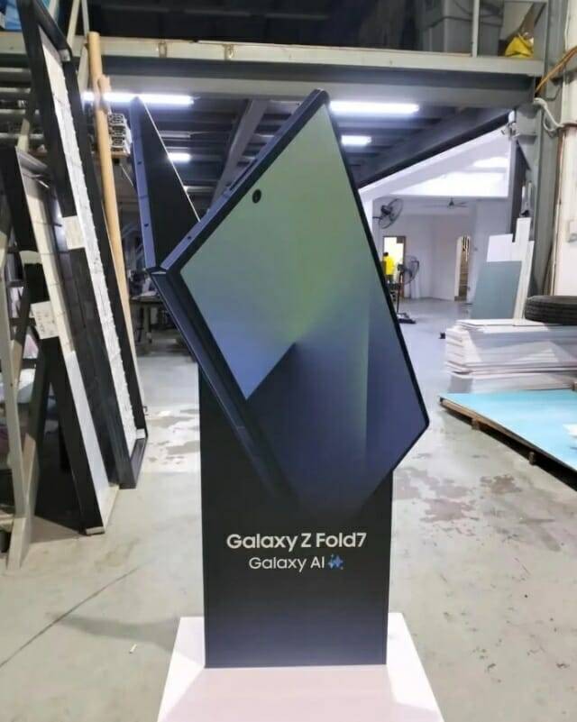 국내 한 커뮤니티에 갤Z폴드 7 홍보용 스탠드로 추정되는 사진이 올라왔다. (출처=개드립)