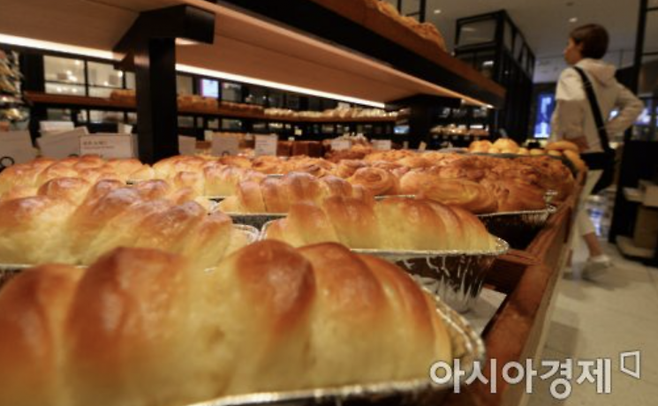 서울의 한 빵집 진열대 모습.
