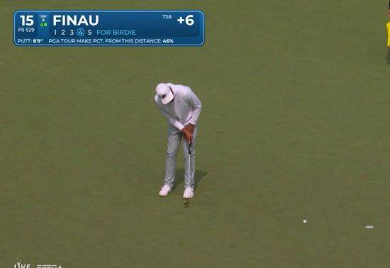 토니 피나우가 메모리얼 토너먼트 3라운드 15번 홀에서 한 손으로 퍼팅을 하고 있다. 사진제공=PGA