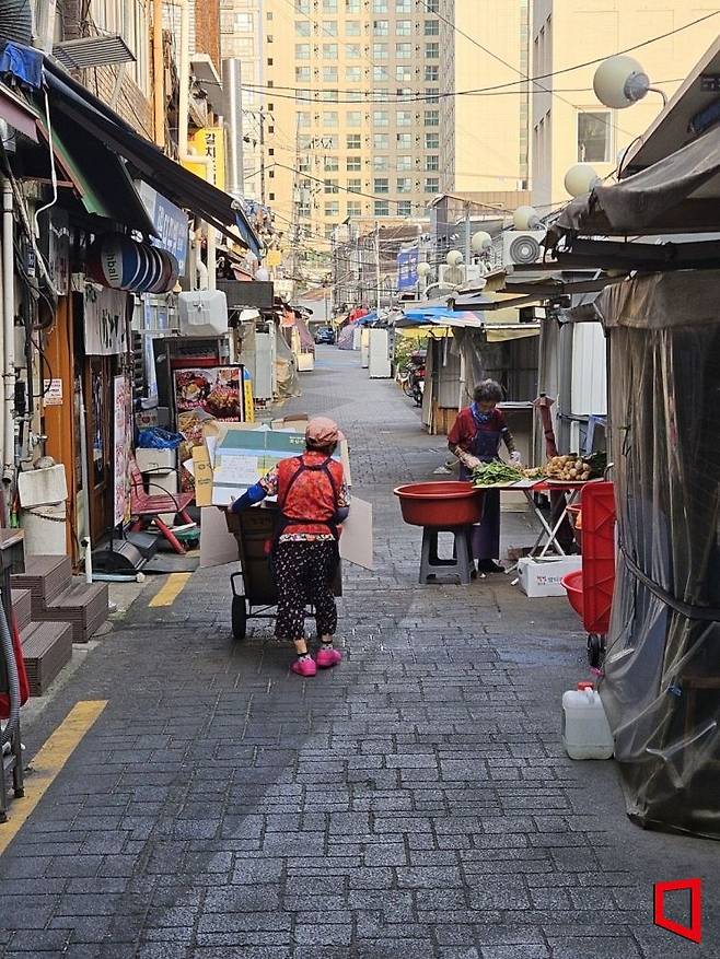 지난 10일 오전 한 노인이 서울 중구 신당중앙시장에서 폐지를 실은 수레를 끌고 가고 있다. 박승욱 기자