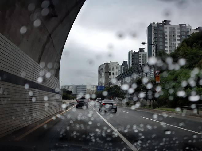 주말 잡아먹은 ‘물폭탄’…낮 ‘후텁지근’[내일날씨]= 일요일인 내일(15일) 날씨는 전국이 흐리겠고, 대부분 지역에 많은 비가 내리겠다. 기상청 내일날씨 예보에 따르면 이날 오전에 제주도에 비가 시작되어, 오후부터 중부지방과 전라권에, 밤부터 경상권으로 비가 확대되겠다. 내륙을 중심으로 낮 기온이 30도 안팎으로 올라 후텁지근한 날씨를 보이겠다. 오늘날씨, 내일날씨, 주간날씨 예보 ⓒbnt뉴스