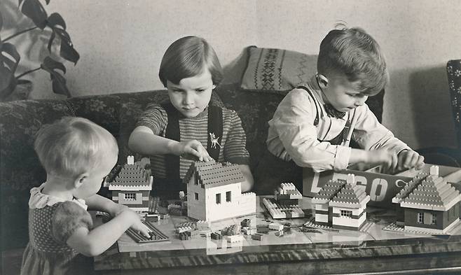 /민음사레고 2대 오너 고트프레드는 1953~1954년 판매된 레고 박스 전면에 자녀들이 레고를 갖고 노는 사진을 실었다. 왼쪽부터 두살배기 하네, 여섯 살 군힐, 다섯 살 키엘(제3대 오너). 박스에 인쇄된 사진에서 하네는 빠졌는데, 레고가 타겟으로 하는 연령이 아니었기 때문이다.