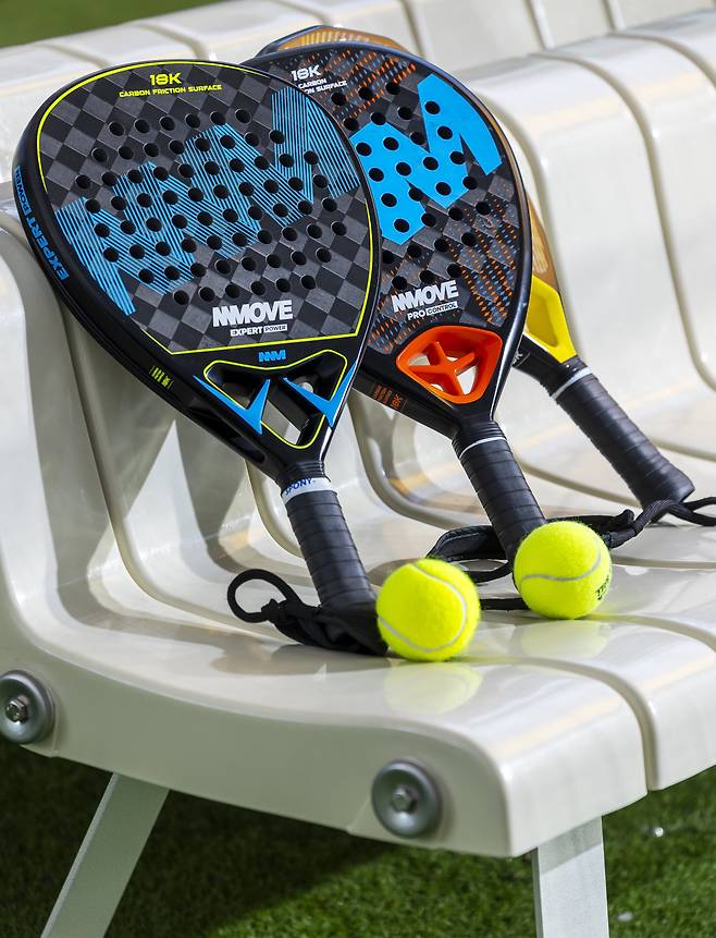 빠델 라켓은 줄이 없고 구멍만 뚫려 있다. 탄소섬유 재질로 무게는 400g 이하. /양수열 영상미디어 기자