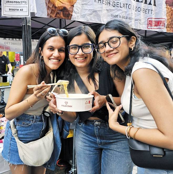 작년 10월 미국 뉴욕에서 열린 한인 축제. 하우스쿡 부스를 찾은 외국인들이 라면을 먹고 있다. /범일산업