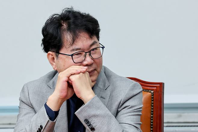 이한주 국정기획위원장이 더불어민주당 민주연구원장이던 지난 5일 국회에서 열린 당 최고위원회의에서 다른 참석자의 발언을 듣고 있다. /뉴스1