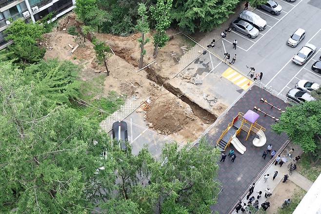 13일 오후 서울 강남구 대치동 은마아파트 내 하수관 공사현장에서 매몰 사고가 발생해 작업자 2명이 사상했다./뉴스1