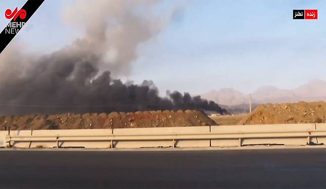 13일 이스라엘 폭격으로 불길이 치솟고 있는 나탄즈 우라늄 농축시설. 이란의 국영 24시간 뉴스 채널인 IRINN 뉴스 화면. 이란이 현재 60%까지 농축한 우라늄을 핵탄두 제조급인 90%까지 끌어올리기 위한 대규모 원심분리기 시설이 위치한 곳이다./AFP 연합뉴스