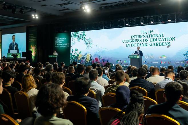 9일 서울 강남구 코엑스 그랜드볼룸에서 폴 스미스 BGCI 사무총장이 개막 연설을 하고 있다. 국립수목원 제공
