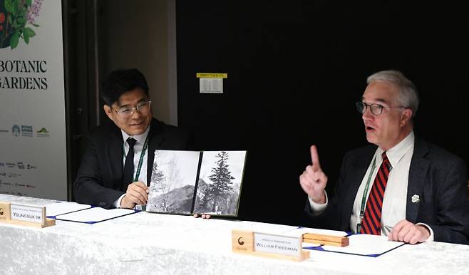 9일 임영석 국립수목원장(왼쪽)과 윌리엄 네드 프리드먼 미 하버드대 아놀드수목원장이 식물자원 공동연구와 산림문화 자료 공유를 위한 협력의향서를 교환했다. 아놀드수목원측은 소장하고 있던 일제강점기 한국의 나무 사진을 국립수목원 측에 전달했다. 두 기관은 올해 광복절에 맞춰 관련 책자를 발간할 예정이다. 국립수목원 제공