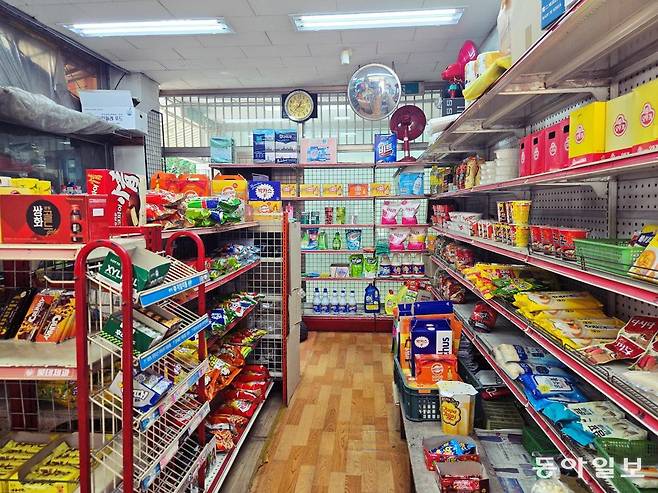 사장님은 본인 이름과 슈퍼마켓 상호는 기사에 쓰지 말아달라고 했다. 대신 슈퍼 내부 모습은 찍을 수 있었다. 선반이 많이 비어있다.