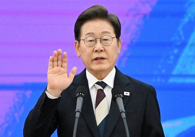 이재명 대통령이 4일 서울 여의도 국회에서 열린 취임식에서 취임선서를 하고 있다. 흰색과 짙은 붉은색, 파란색이 조화를 이룬 넥타이가 시선을 끌고 있다. 국회사진기자단