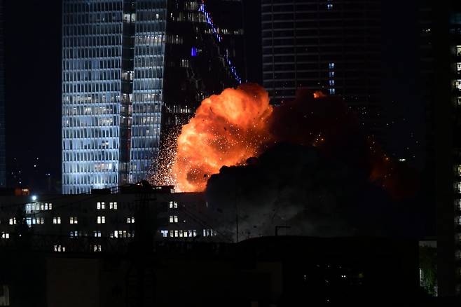 이스라엘 수도 텔아비브에서 13일(현지시간) 이란의 미사일 공격으로 인한 큰 폭발이 발생하고 있다. AP 뉴시스