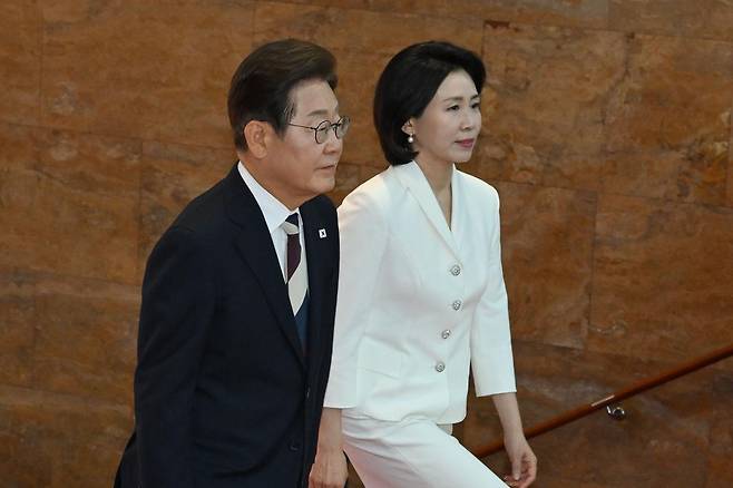 이재명 신임 대통령과 영부인 김혜경 여사가 4일 서울 여의도 국회 로텐더홀에서 열린 약식 취임식에 입장하는 모습. 대통령실은 14일 장남 동호 씨의 결혼식 사진은 공개하지 않았다. 국회사진기자단