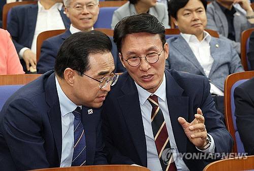 김민석(오른쪽) 국무총리 후보자가 전날 국회에서 열린 더불어민주당 원내대표 선출 의원총회에 참석해 박홍근 의원과 대화하고 있다.    [연합뉴스]