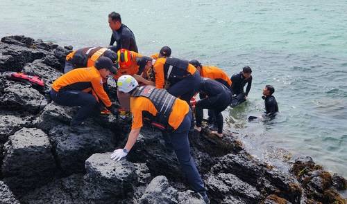 함덕해수욕장 익수자 구조 장면[제주도소방안전본부 제공]