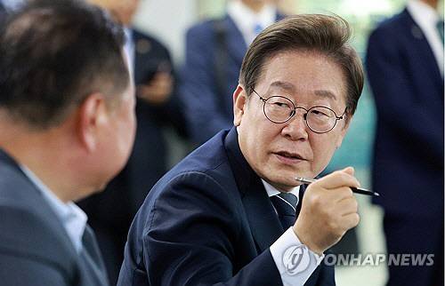 이재명 대통령이 13일 경기도 파주시 장단면 행정복지센터에서 접경지 주민 간담회를 하고 있다.  [대통령통신사진기자단]