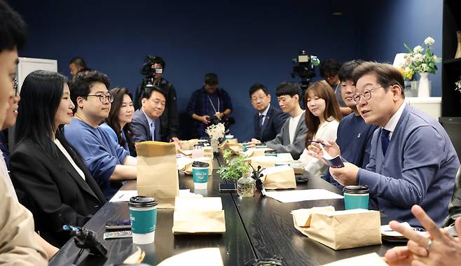 이재명 대통령이 대선 후보 시절인 지난달 12일 경기 성남시 분당구 판교역 인근에서 IT 개발자들과 'K-혁신' 브라운백 미팅을 하고 있다. (사진=연합뉴스)