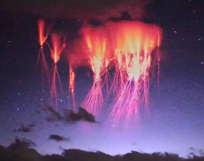 중국 사진작가가 티베트에서 포착한 '레드 스프라이트'. 사진=인스타그램(shuchang_dong)