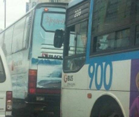 신호 대기 중인데 자꾸 째려보는 버스기사..