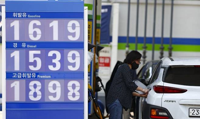 8일 서울 시내의 한 주유소에서 시민이 차량에 주유를 하고 있다. 뉴시스