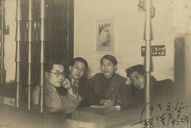 1938년 12월 시인 백석과 화가 이인성(1912~1950) 등이 어울려 찍은 사진. 맨 오른쪽부터 백석, 이인성, 무용가 조택원, 의사이자 수필가인 정근양. 이인성이 직접 운영하던 대구의 아르스 다방에서 찍었다. 이인성의 아들 이채원씨가 한겨레에 제공했던 사진이다.