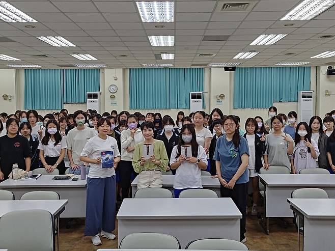 대만 가오슝 여자 고등학교에서 열린 #미투 도서 전시와 강연회. 콤마북스 제공