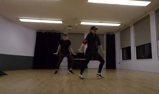 애니는 “사람들은 제가 이 길에 진심이 아닐 것이라 생각을 많이 하고, 의심도 많이 할 것”이라며 제가 얼마나 이 꿈에 간절한지, 그 진실성을 증명하기 위해 더 많은 것을 보여줘야겠다고 생각한다”고 밝혔다. 영상 갈무리