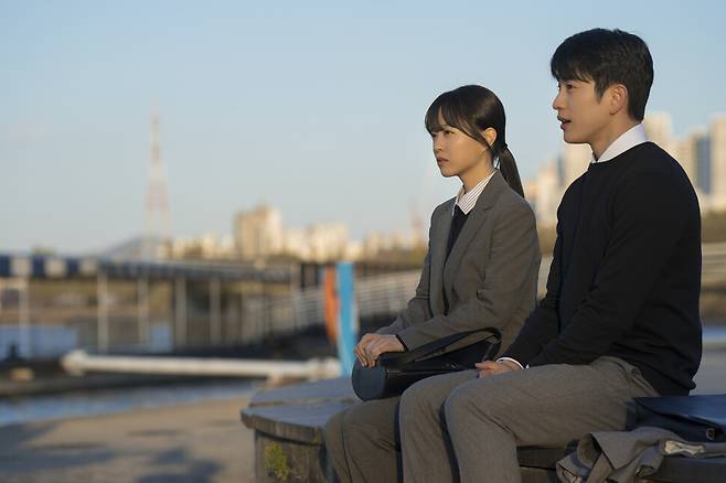 서울에서 미래가 되어 호수를 만난 미지. tvN 제공