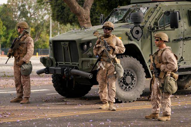 13일 미국 캘리포니아주 로스앤젤레스에 파견된 해병대원들이 윌셔 연방청사 앞에서 경비를 서고 있다. 로스앤젤레스=로이터 연합뉴스