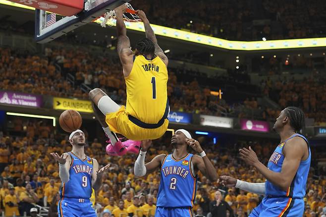 <yonhap photo-2255=""> Indiana Pacers forward Obi Toppin (1) dunks as Oklahoma City Thunder guard Alex Caruso (9) and guard Shai Gilgeous-Alexander (2) look on during the first half of Game 4 of the NBA Finals basketball series, Friday, June 13, 2025, in Indianapolis. (AP Photo/Michael Conroy)/2025-06-14 11:01:59/ <저작권자 ⓒ 1980-2025 ㈜연합뉴스. 무단 전재 재배포 금지, AI 학습 및 활용 금지></yonhap>